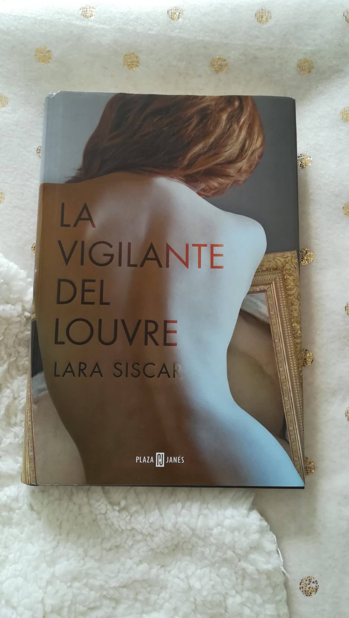 La vigilante del Louvre – Lara Siscar